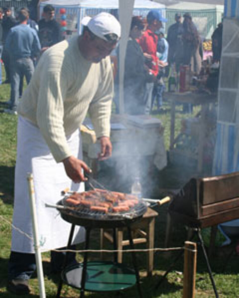 Slujbă printre mici și bere