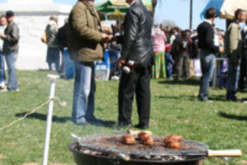 Slujbă printre mici și bere