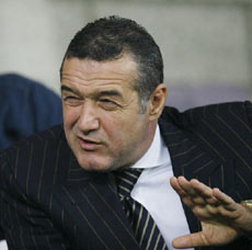 Gigi Becali, suspendat 6 luni pentru că a făcut „tâlhar” un arbitru