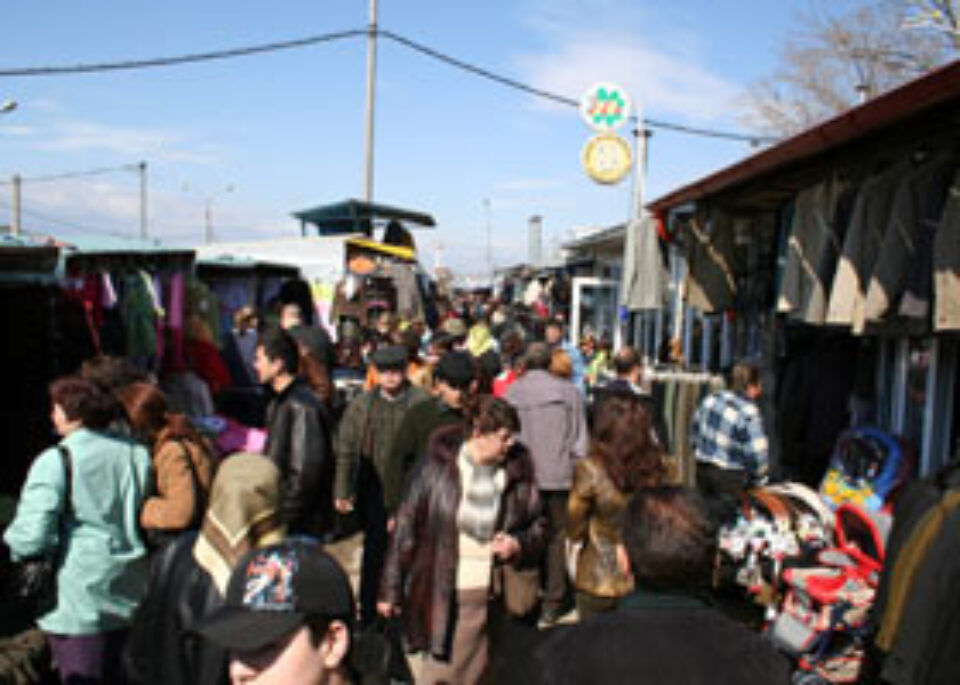 Dosar penal pentru că vindea tricouri contrafăcute microbiștilor Dosar penal pentru că vindea tricouri contrafăcute microbiștilor