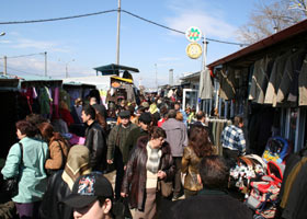 Dosar penal pentru că vindea tricouri contrafăcute microbiștilor