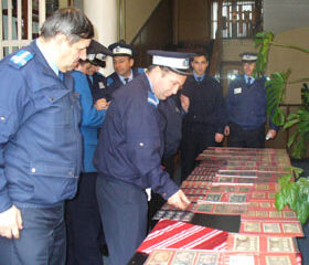 Monede la kilogram și sute de bancnote în casa unui jandarm