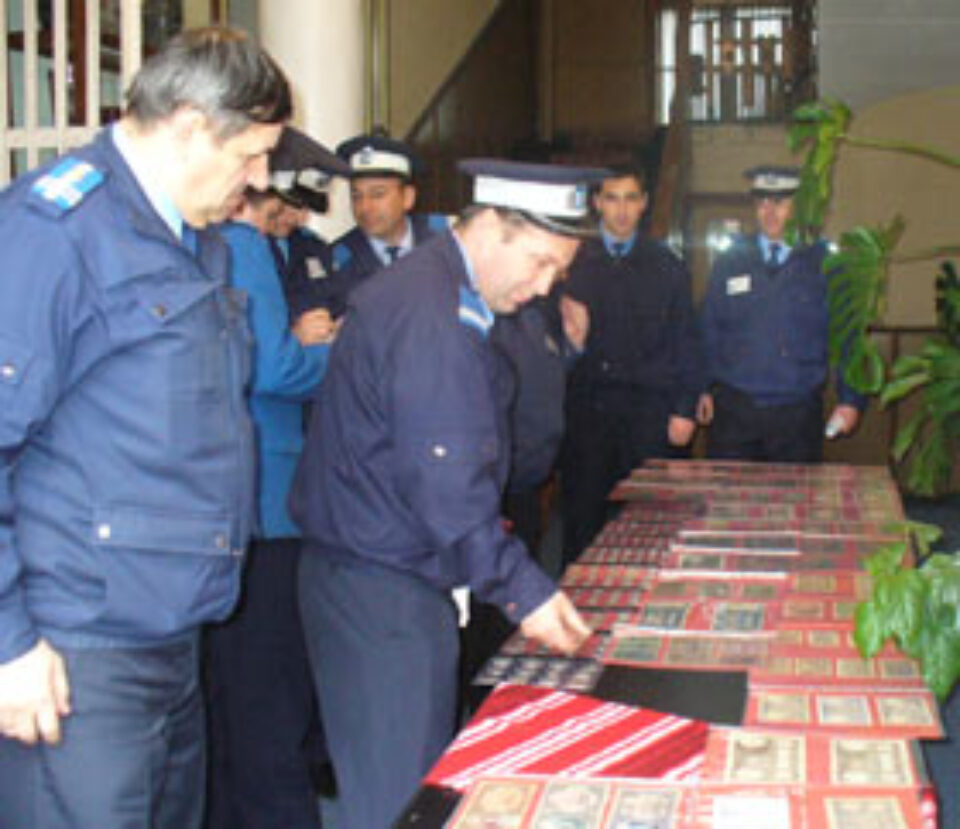 Monede la kilogram și sute de bancnote în casa unui jandarm