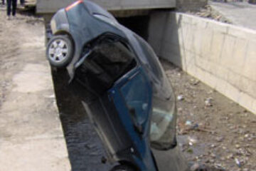 Un polițist de frontieră a căzut cu mașina în albia unui pârâu