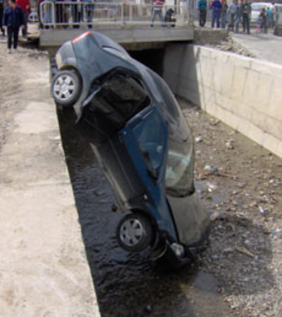 Un polițist de frontieră a căzut cu mașina în albia unui pârâu Un polițist de frontieră a căzut cu mașina în albia unui pârâu