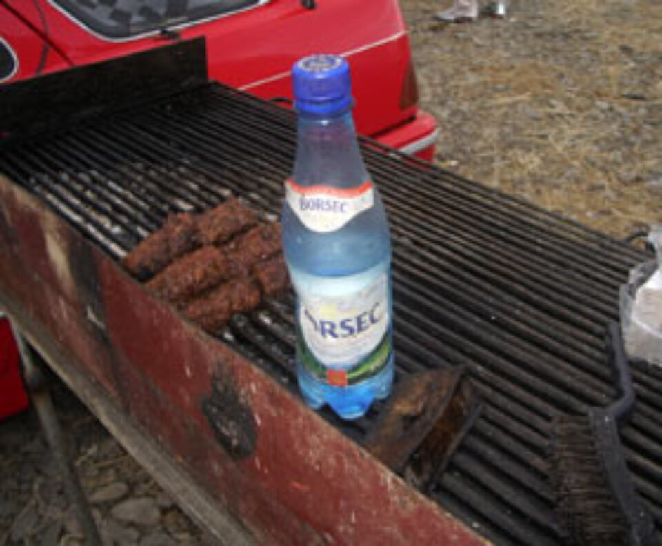 Mici și frigărui, vânduți printre mizerii, în oborul de la Rădăuți