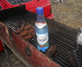 Mici și frigărui, vânduți printre mizerii, în oborul de la Rădăuți