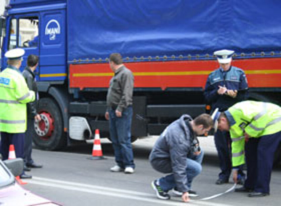 Bătrână accidentată pe trecerea de pietoni de un șofer care a dat bir cu fugiții