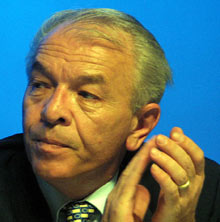 Dacă Băsescu demisionează, Văcăroiu va veni cu o nouă echipă la Palatul Cotroceni