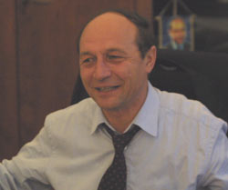 Majoritatea parlamentarilor suceveni au votat pentru suspendarea președintelui Băsescu