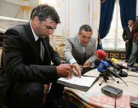 În loc de demisie, Olăroiu a semnat pentru încă trei ani