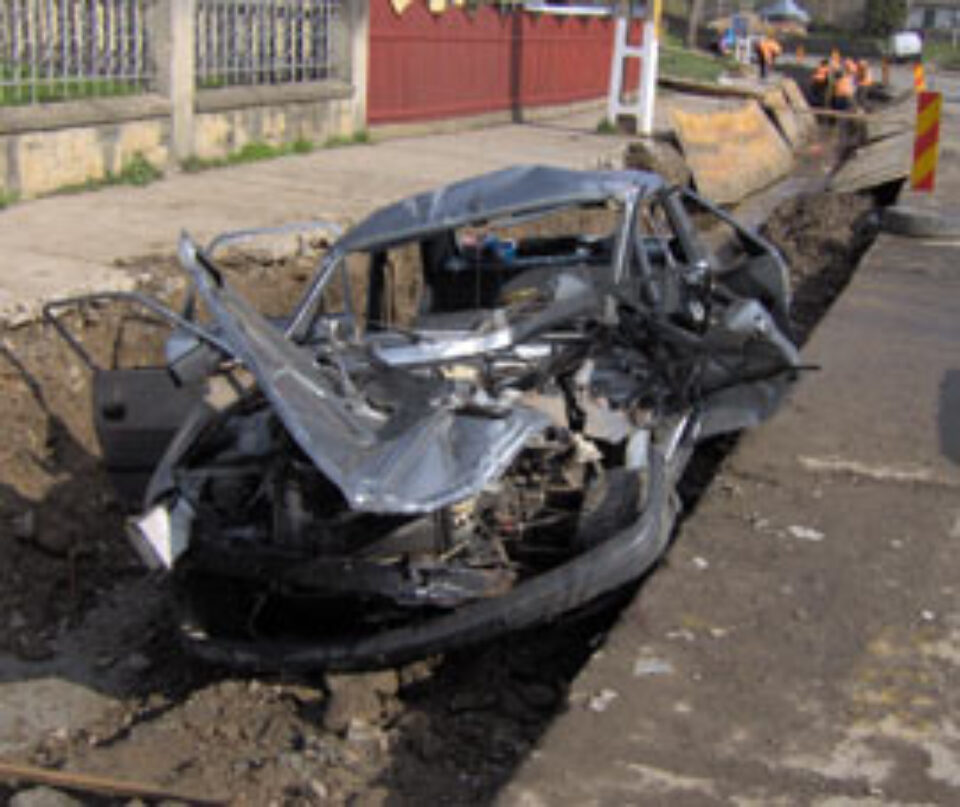 O mașină a Universității sucevene, spulberată de un autocamion