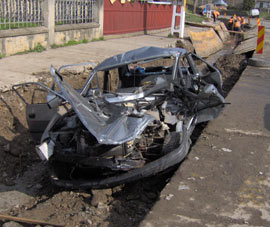 O mașină a Universității sucevene, spulberată de un autocamion