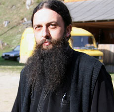 Starețul acuzat că are un copil cu o măicuță a dispărut