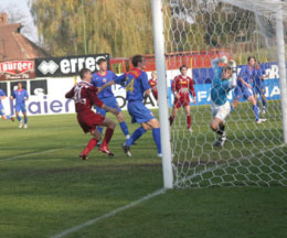 Derbiul pentru locul doi se joacă la Cluj