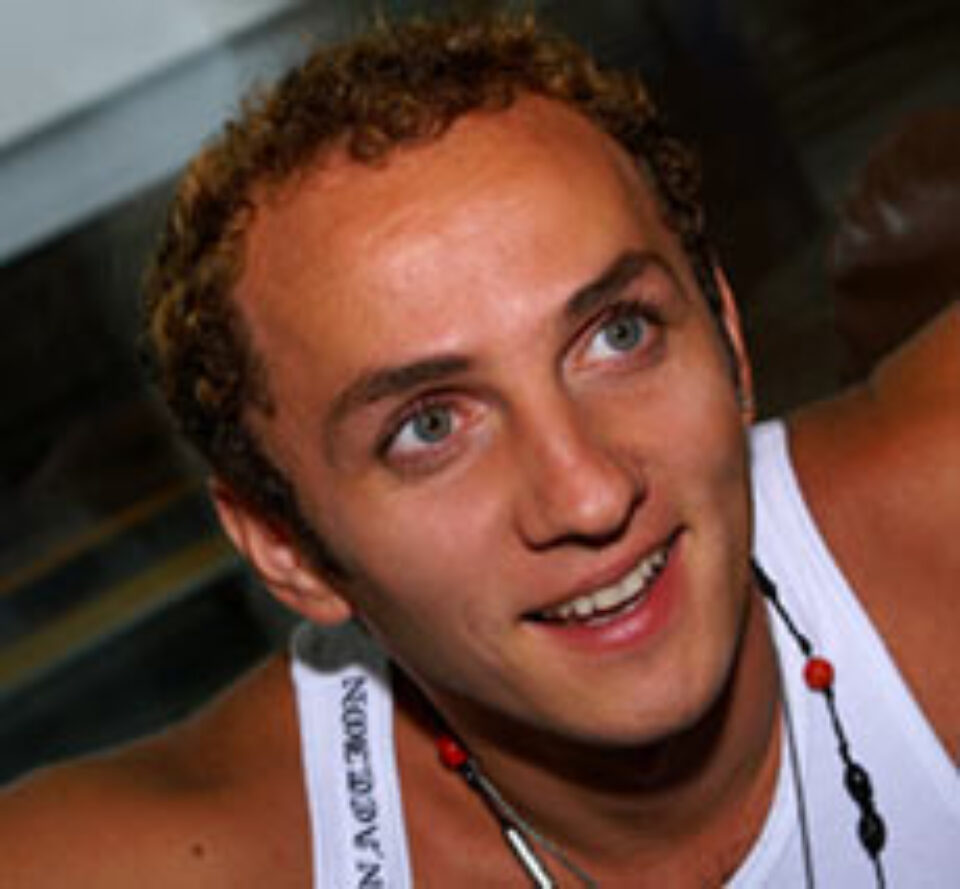 Cum pot banii cumpăra dragostea