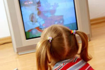 Timpul de vizionare TV la copiii cu vârste sub 7 ani trebuie raționalizat