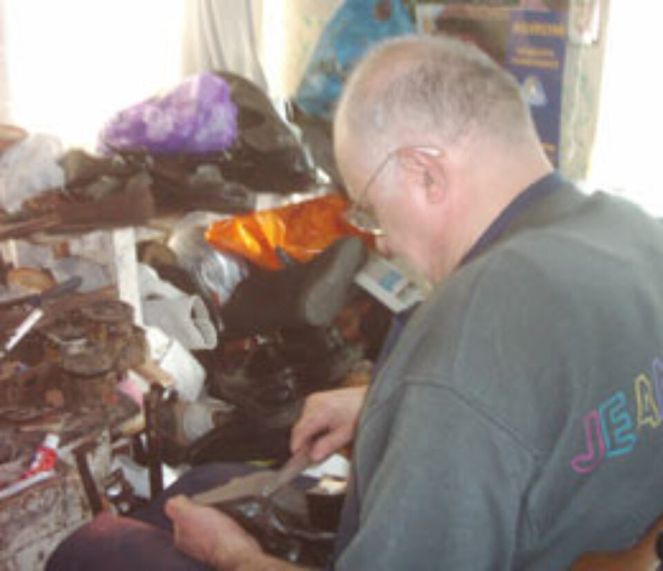 Ilie Arcăleanu, printre zecile de perechi de pantofi pe care le are de reparat