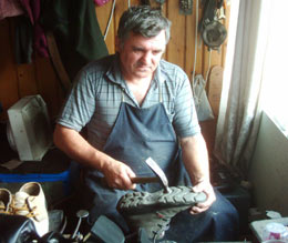 Cu pantofi cârpiți în UE