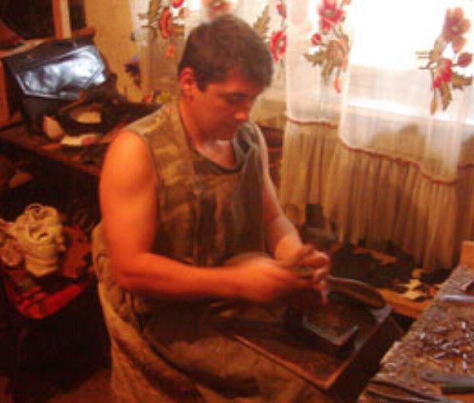 Florin Pânzar repară pantofii sucenenilor din cartierul Burdujeni