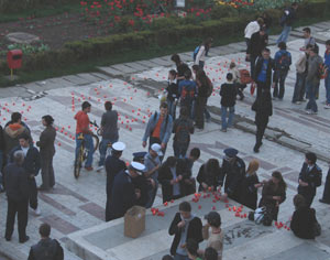 Zeci de elevi au aprins lumânări în centrul Sucevei