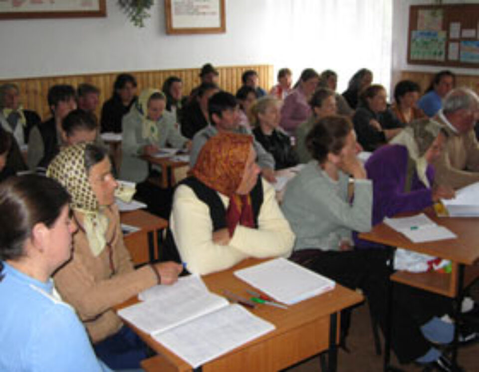 Țăranii, aduși la bătrânețe pe băncile școlii Țăranii, aduși la bătrânețe pe băncile școlii