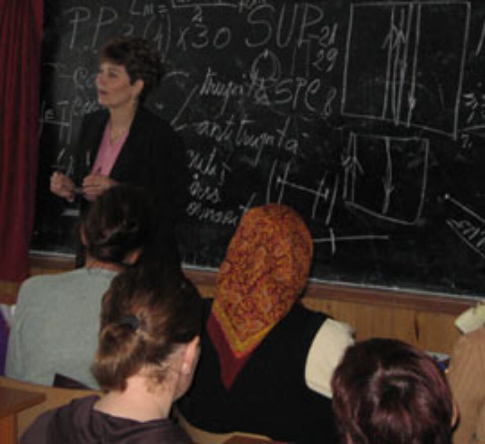 Țăranii, aduși la bătrânețe pe băncile școlii