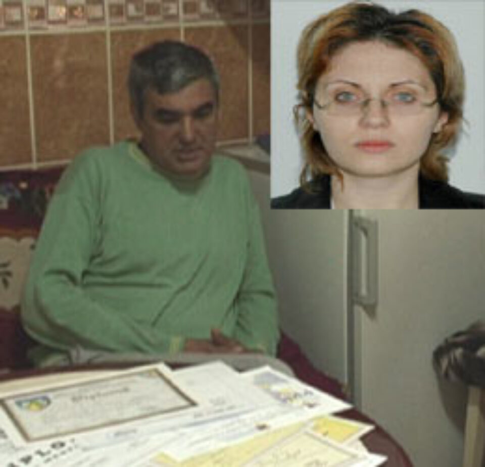 Tatal Mihaelei, in fata teancului de diplome primite de fiica sa