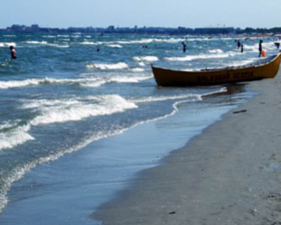 Scandaluri pe litoral, soldate cu agresiuni, distrugeri și amenzi