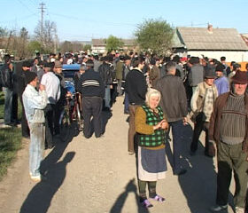 Țăranii din Roșcani au vrut să blocheze un drum, dar s-au speriat de jandarmi