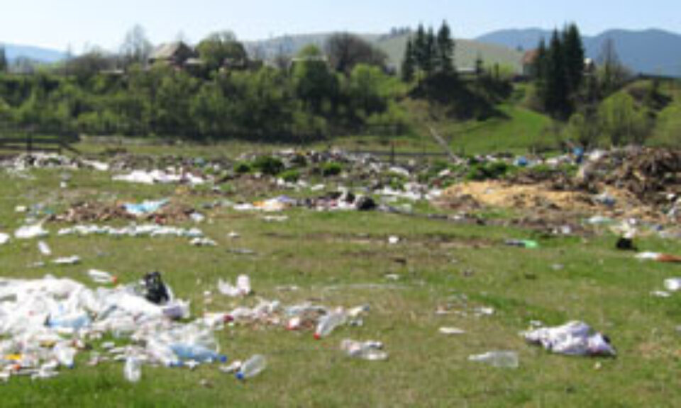 Gunoaie și nepăsare, cadoul pentru turiștii care trec prin Vatra Moldoviței