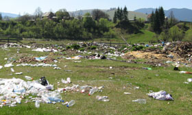 Gunoaie și nepăsare, cadoul pentru turiștii care trec prin Vatra Moldoviței