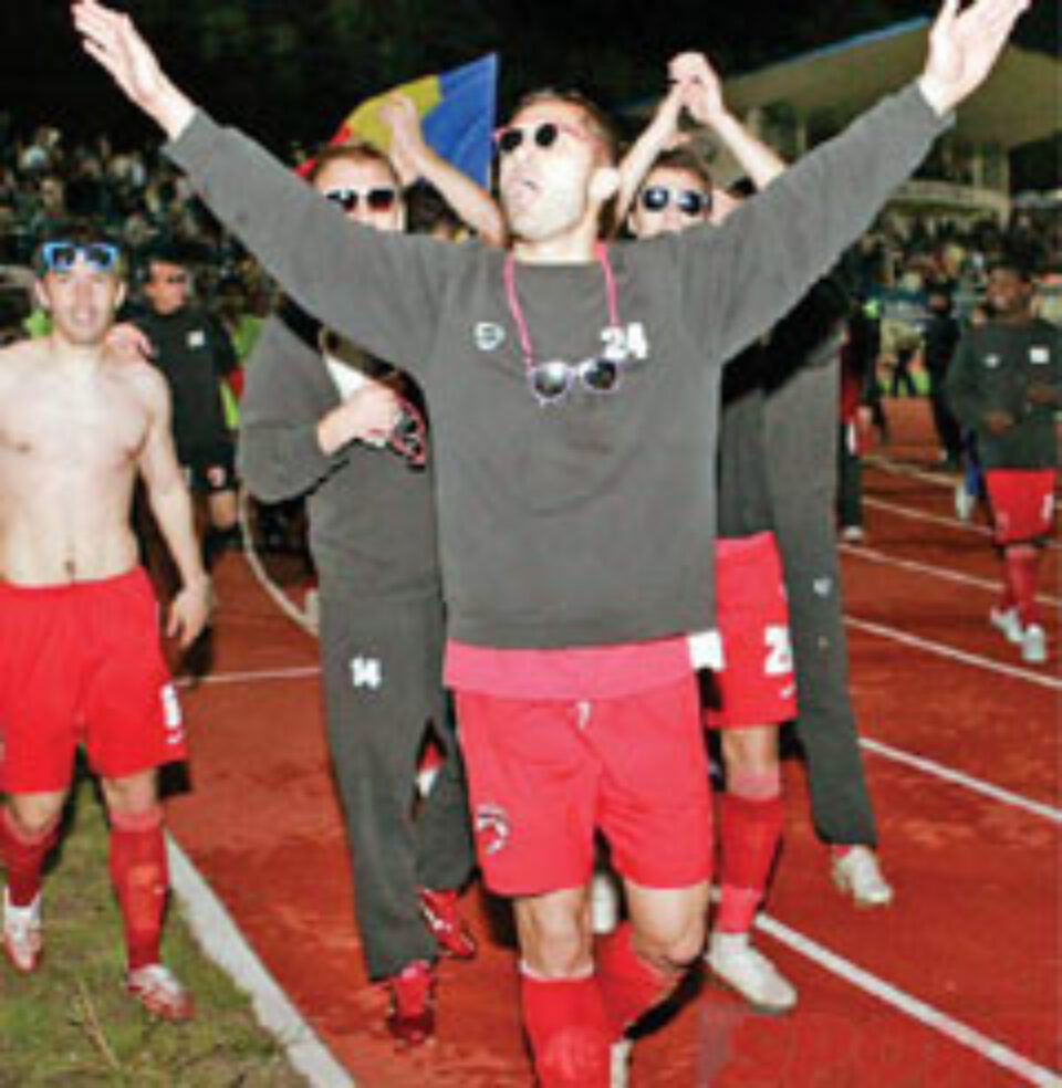 "Nu se văd adversarele" este mesajul pe care au vrut sa-l transmită suporterii dinamovişti prin cadourile pe care le-au făcut jucatorilor - ochelari de soare