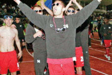 "Nu se văd adversarele" este mesajul pe care au vrut sa-l transmită suporterii dinamovişti prin cadourile pe care le-au făcut jucatorilor - ochelari de soare