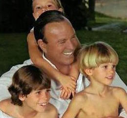 Julio Iglesias - tată pentru a opta oară Julio Iglesias - tată pentru a opta oară