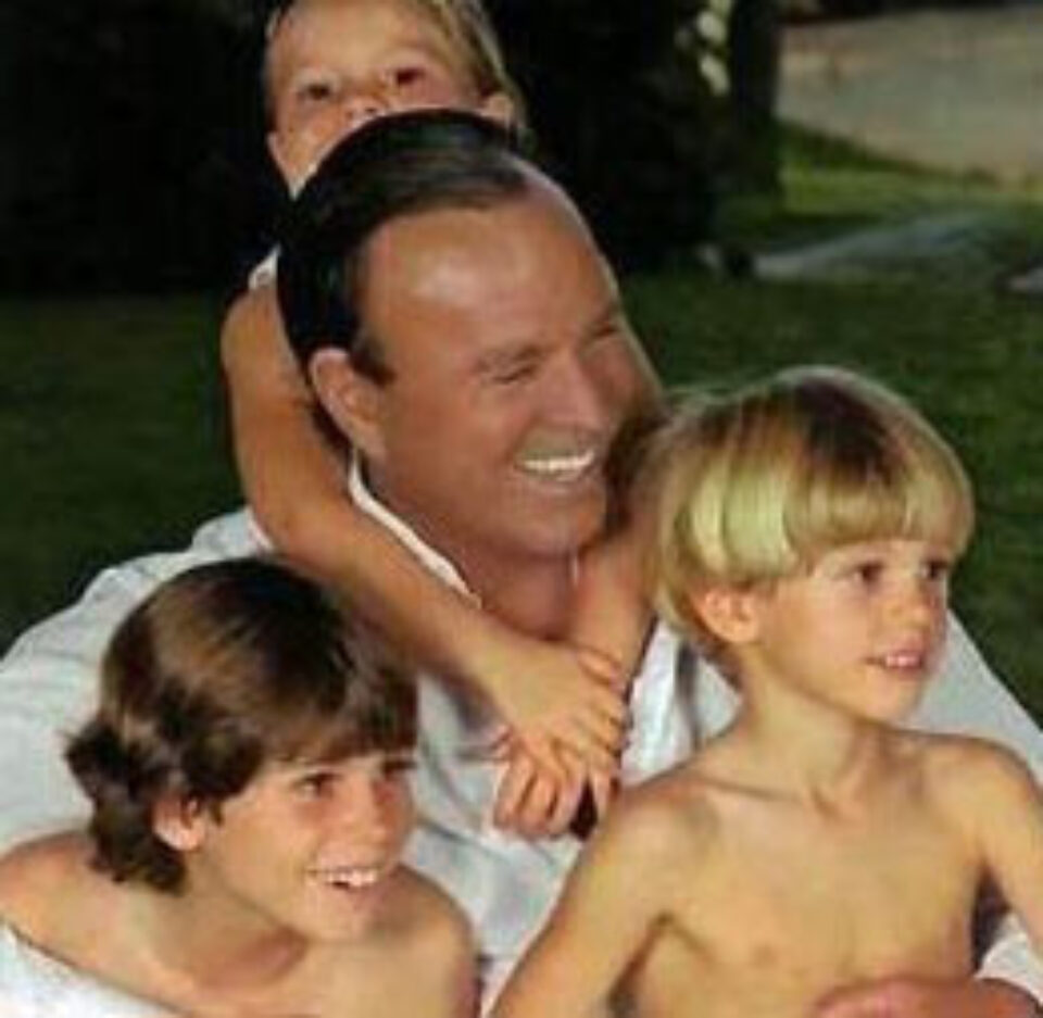 Julio Iglesias - tată pentru a opta oară Julio Iglesias - tată pentru a opta oară