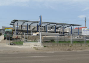 Un mort și doi răniți la un show room auto