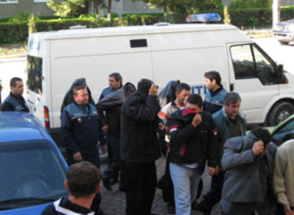 Polițiștii de frontieră acuzați de contrabandă cu țigări rămân în arest