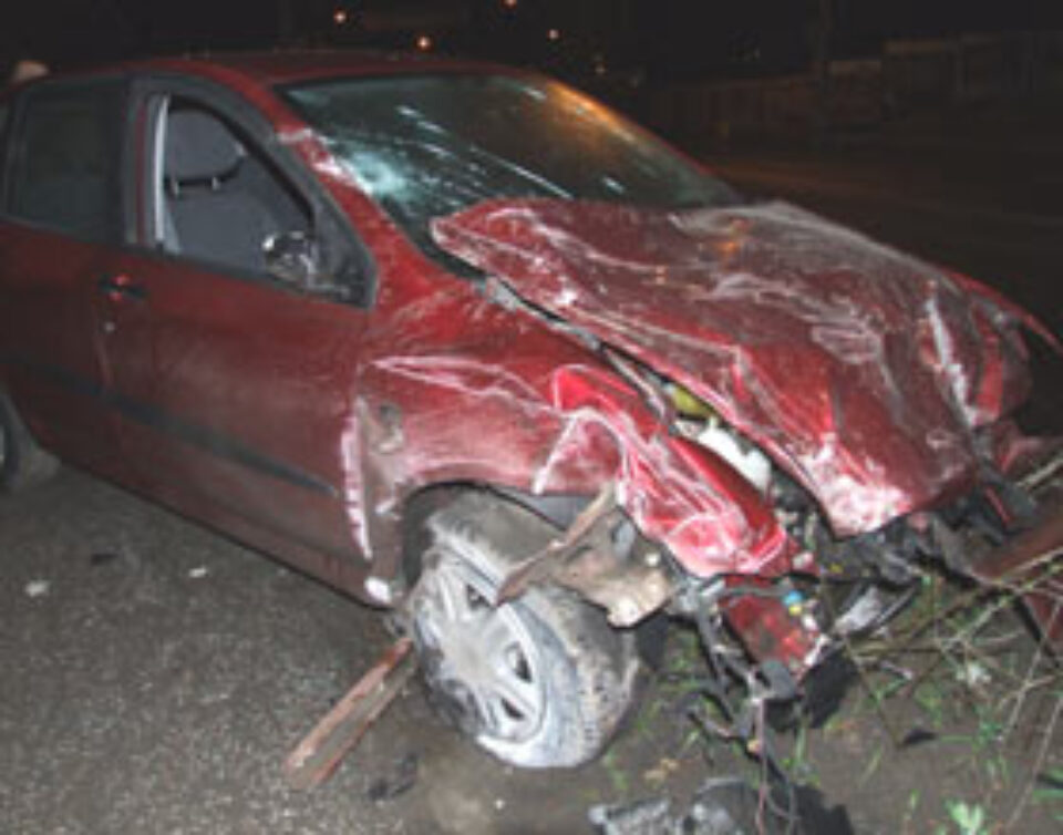 Un ofițer SRI „a plonjat” cu mașina prin gardurile a doi suceveni