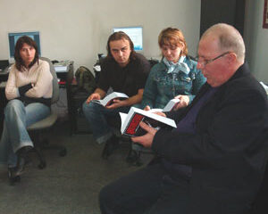 Scriitorul și publicistul Ion Drăgușanul, în redacția „Monitorului de Suceava”