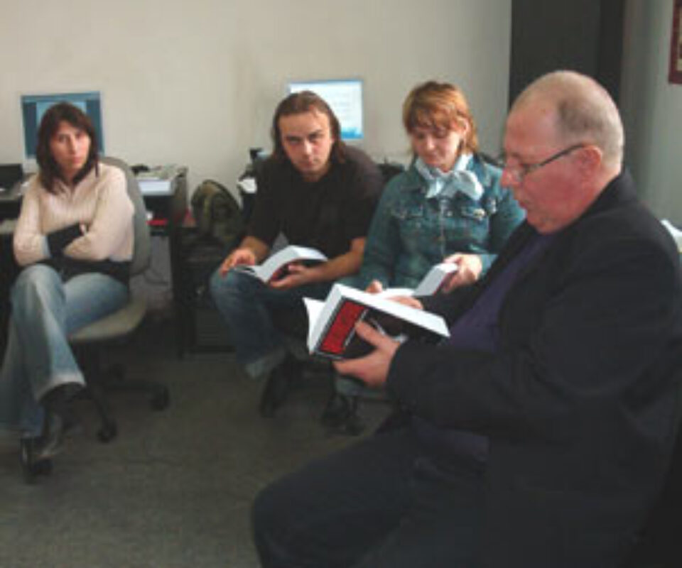 Scriitorul și publicistul Ion Drăgușanul, în redacția „Monitorului de Suceava”