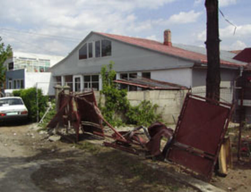 Dosar penal pentru ofițerul SRI care a distrus poarta casei unei judecătoare Dosar penal pentru ofițerul SRI care a distrus poarta casei unei judecătoare