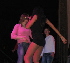 Scene fierbinți cu Nicoleta Luciu, Akcent și o ploaie de artificii, de Ziua Europei