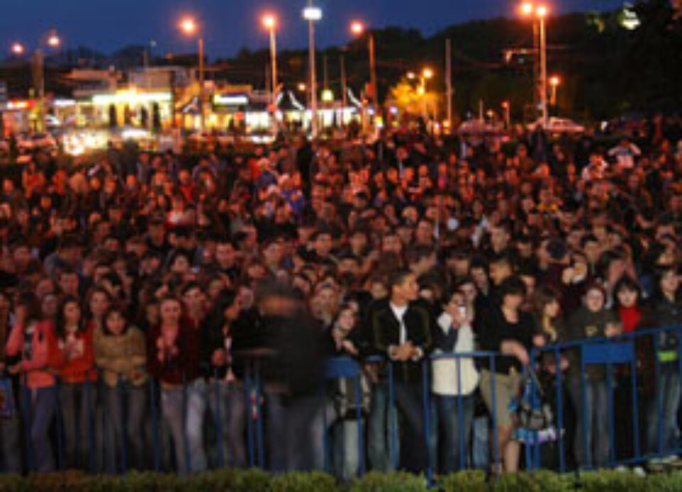 Scene fierbinți cu Nicoleta Luciu, Akcent și o ploaie de artificii, de Ziua Europei