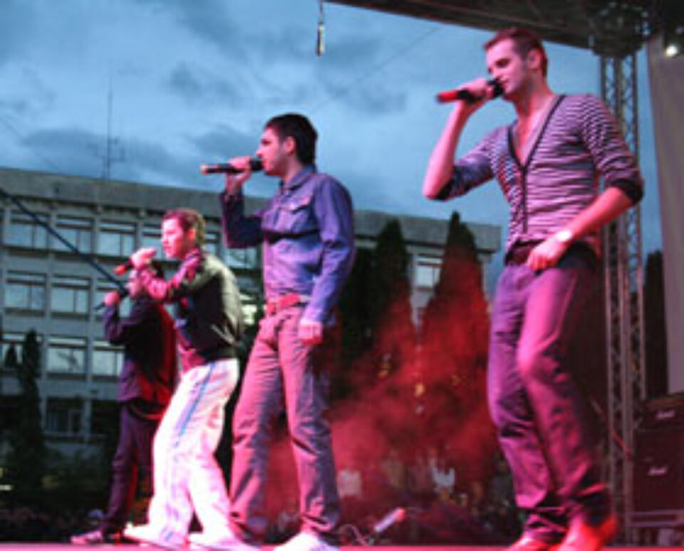 Scene fierbinți cu Nicoleta Luciu, Akcent și o ploaie de artificii, de Ziua Europei