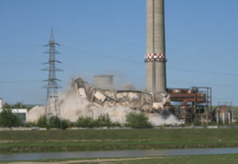 Clădire înaltă de 40 de metri, pusă la pământ printr-o explozie controlată