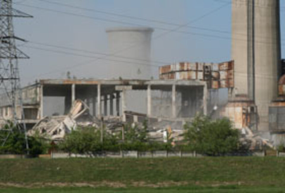 Clădire înaltă de 40 de metri, pusă la pământ printr-o explozie controlată