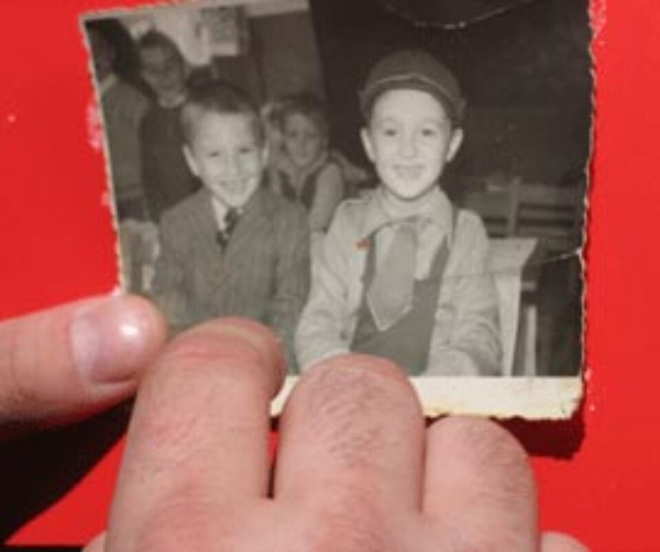 Anii de copilărie reamintiţi de fosta educatoare, printr-o fotografie