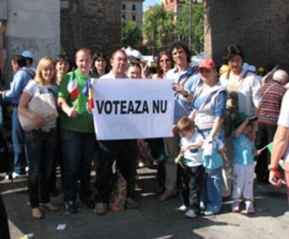 Români din Italia, Irlanda și Germania au organizat mai multe manifestații pro-Băsescu Români din Italia, Irlanda și Germania au organizat mai multe manifestații pro-Băsescu