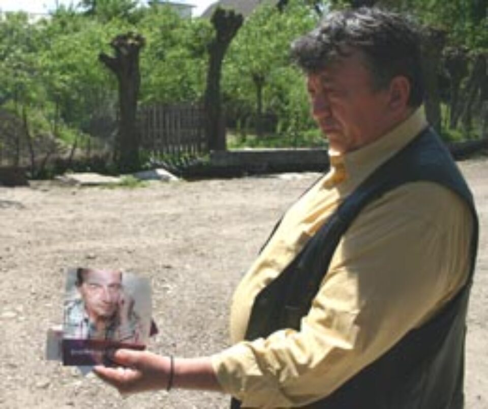 Primarul Mircea Laurus arată pliantele de la care a pornit tot scandalul